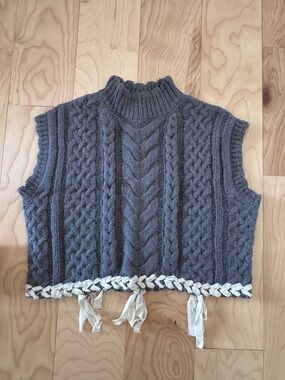 Cable Knit Sleeveless Mock Neck Sweater Vest - Gray